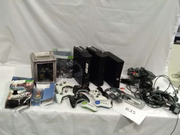 lot 635 Xbox consoles & accessories