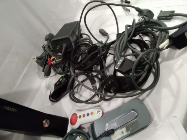 lot 635 Xbox consoles & accessories - Image 4