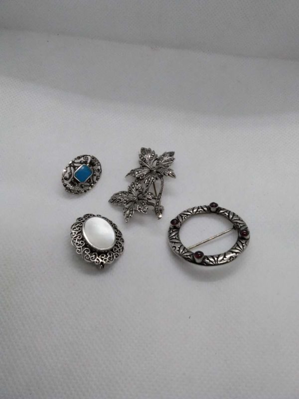 lot 646 4x sterling silver brooches – 1 Scottish - Image 2