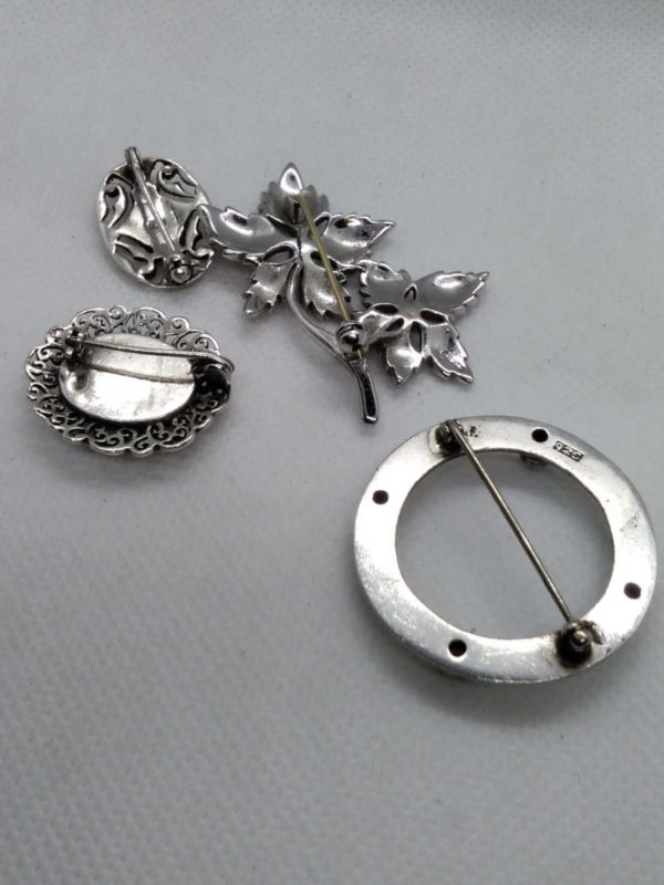 lot 646 4x sterling silver brooches – 1 Scottish - Image 4