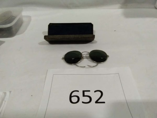 lot 652 vintage cased Aviator sun glasses