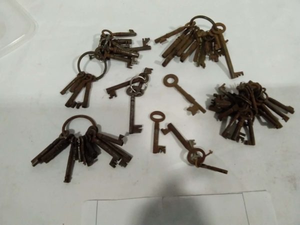 lot 655 collection of old metal cabinet & door keys