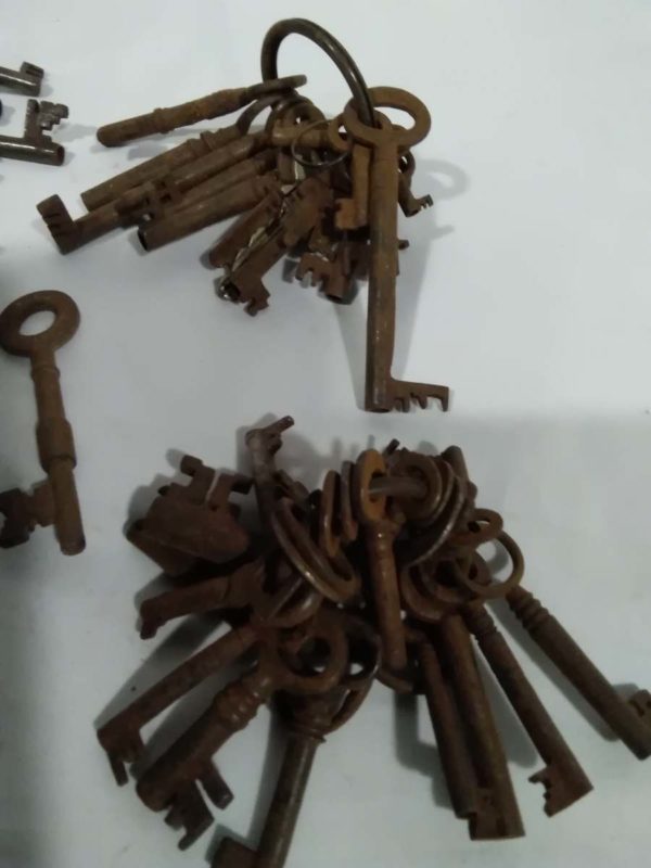 lot 655 collection of old metal cabinet & door keys - Image 4