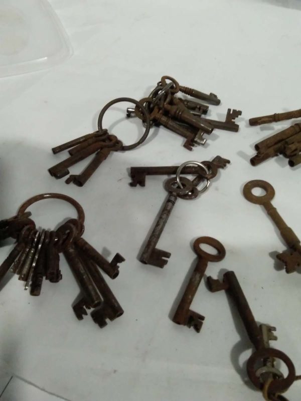 lot 655 collection of old metal cabinet & door keys - Image 3