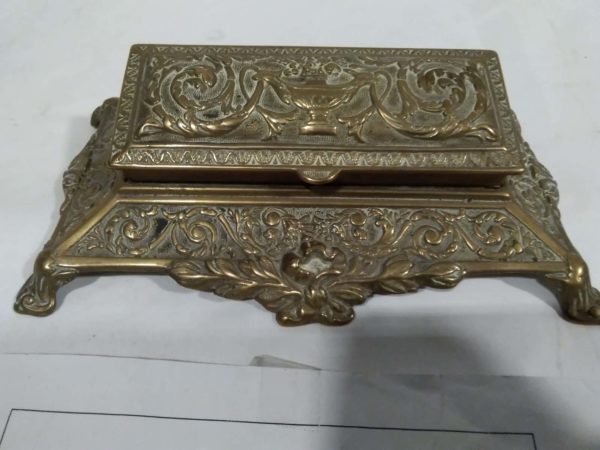 lot 662 vintage decorative brass desk tidy / stamp box - Image 2