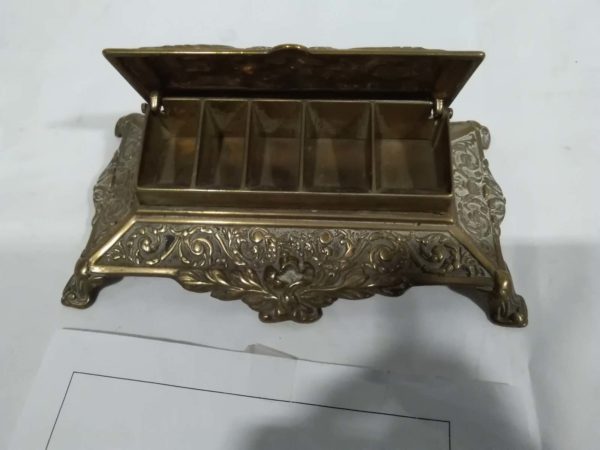 lot 662 vintage decorative brass desk tidy / stamp box - Image 8