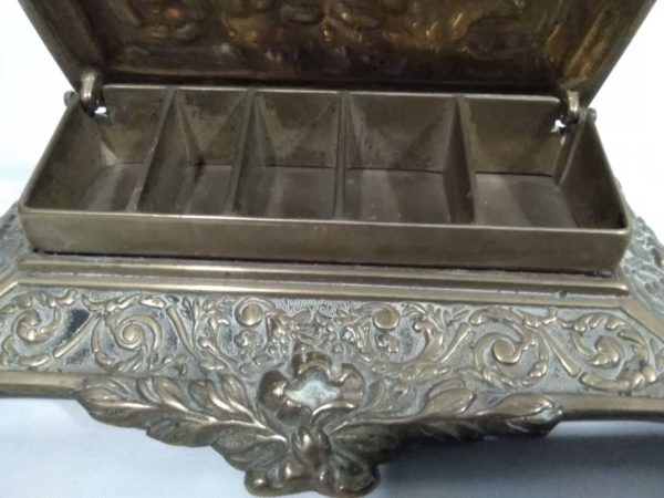 lot 662 vintage decorative brass desk tidy / stamp box - Image 7