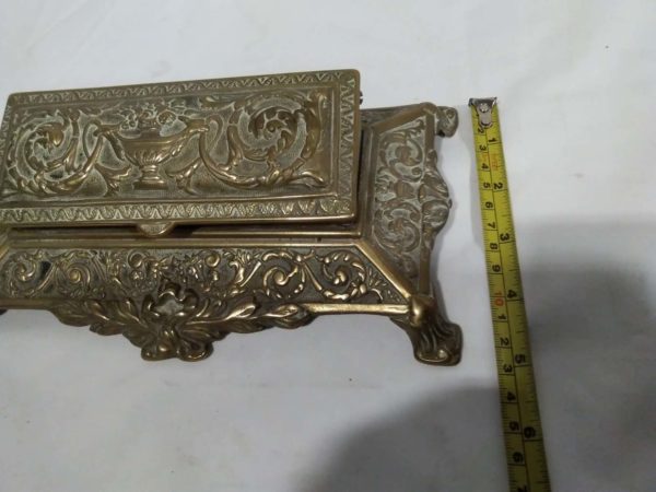 lot 662 vintage decorative brass desk tidy / stamp box - Image 3