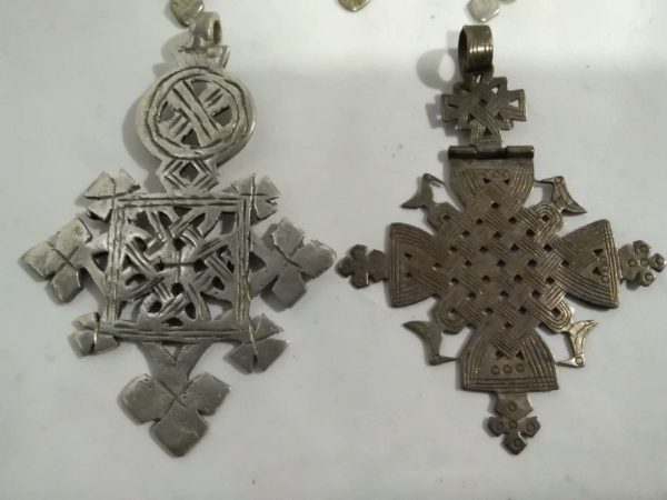 lot 674 collection of vintage Ethiopian Christian crosses - Image 4