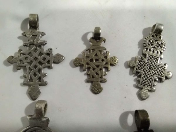 lot 674 collection of vintage Ethiopian Christian crosses - Image 3