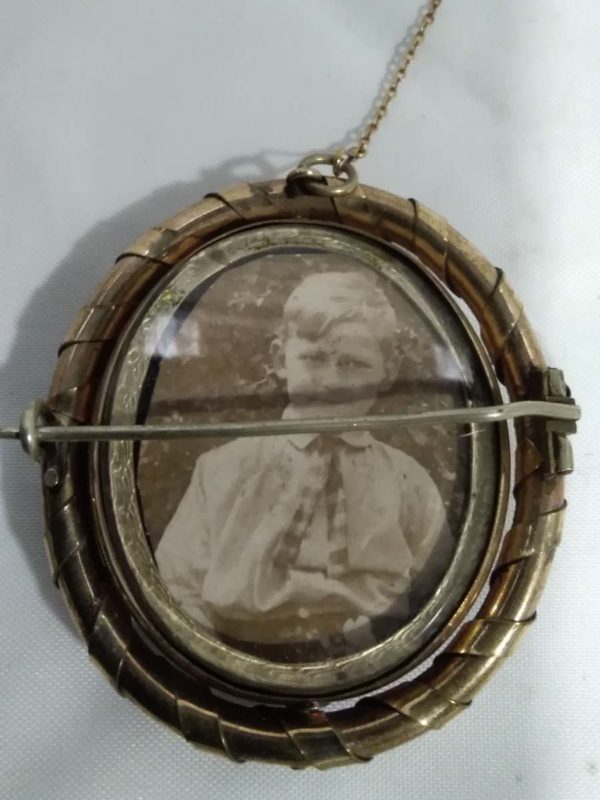 lot 678 large unusual Victorian Pinchbeck Cameo Brooch - Image 4