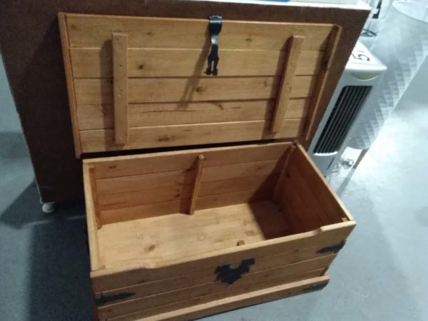 lot 683 pine storage chest - Image 3