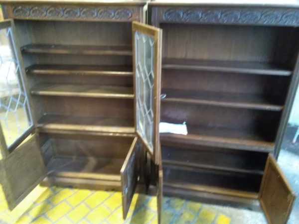 lot 698 linen fold design display unit & cabinet ( crack in glass) - Image 5