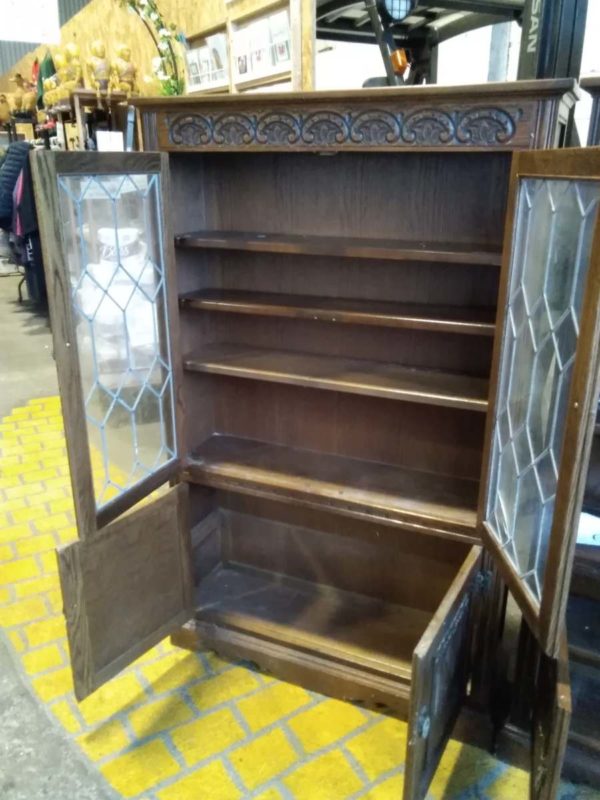 lot 698 linen fold design display unit & cabinet ( crack in glass) - Image 3