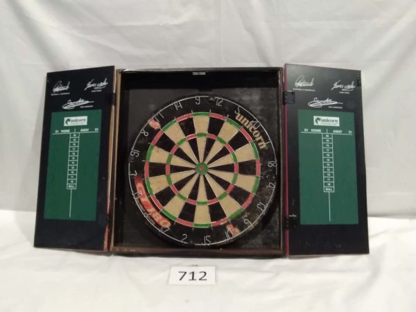 lot 712 cased dartboard (damaged)