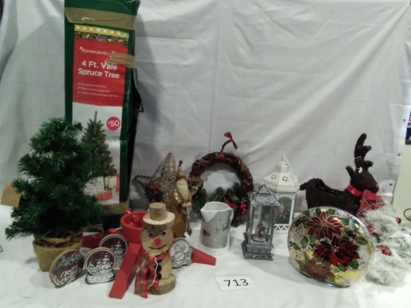 lot 713 Christmas decorations & accessories