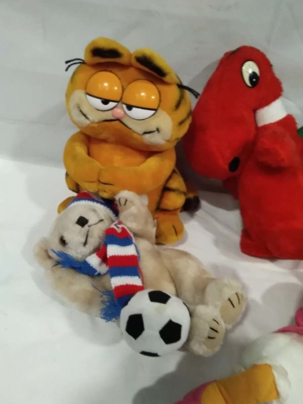 lot 724 cuddly toys & teddies including Garfield - Image 2