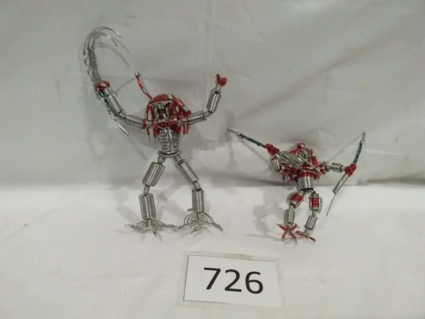 lot 726 2 x wire predator figures