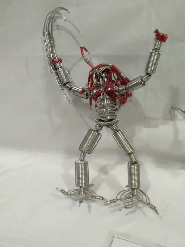 lot 726 2 x wire predator figures - Image 2