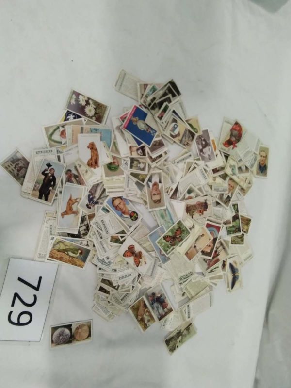 lot 729  quantity of cigarette cards - Image 4