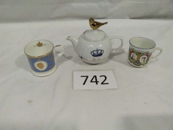 lot 742 Commemorative teapot & mugs (1 boxed) - Image 2