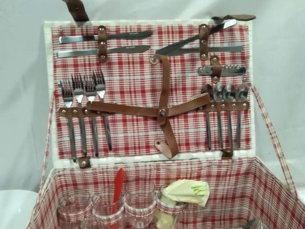 lot 746 vintage picnic basket (damaged handle) with contents - Image 2