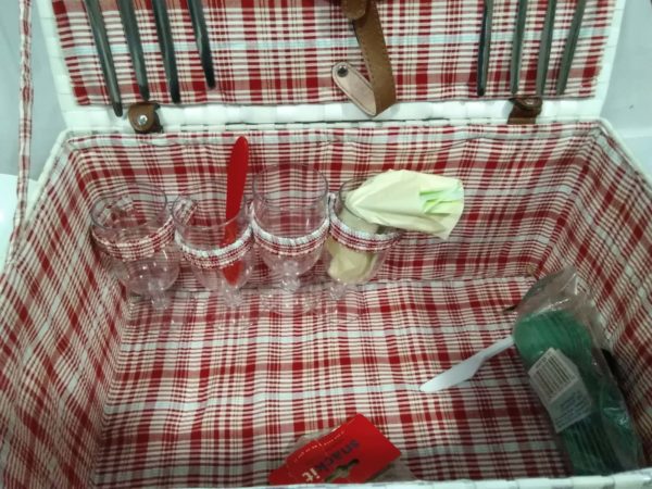 lot 746 vintage picnic basket (damaged handle) with contents - Image 5