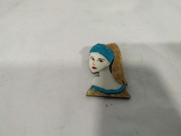 lot 756  Attractive Resin girl brooch - Image 5