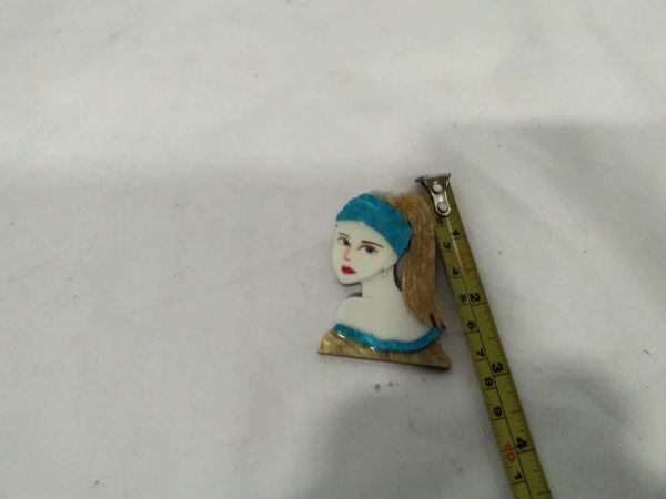 lot 756  Attractive Resin girl brooch - Image 4