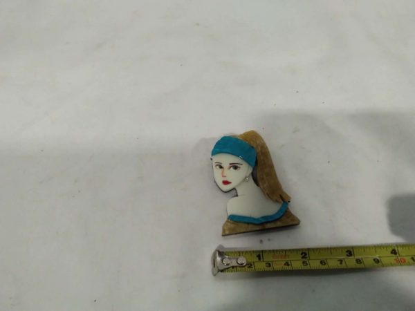 lot 756  Attractive Resin girl brooch - Image 2