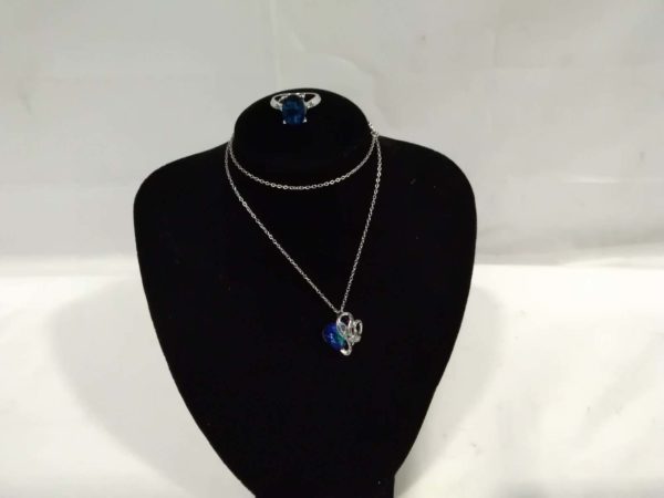 lot 777 Attractive Blue stone pendant and ring