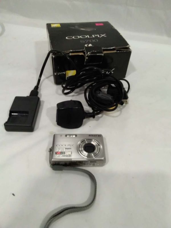 lot 804 Coolpix s700 camera in box