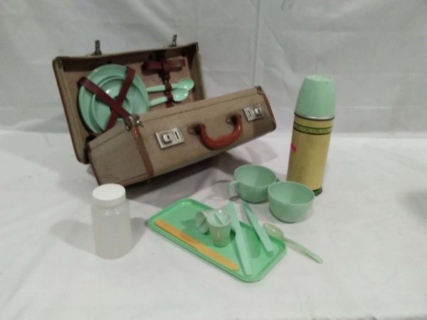 lot 825 picnic set