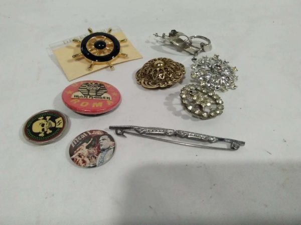 lot 835 brooches, badges, scarf clip