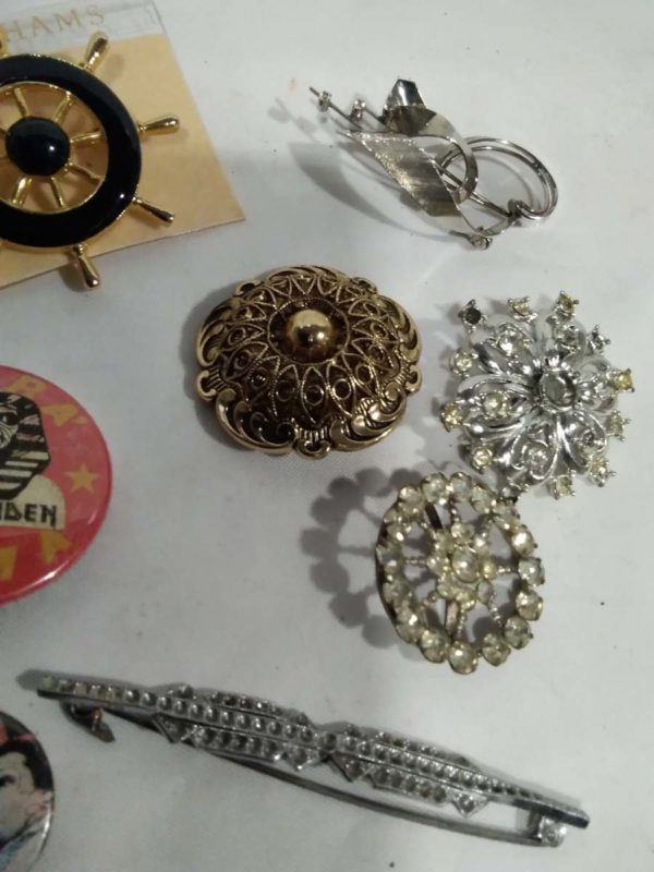 lot 835 brooches, badges, scarf clip - Image 5