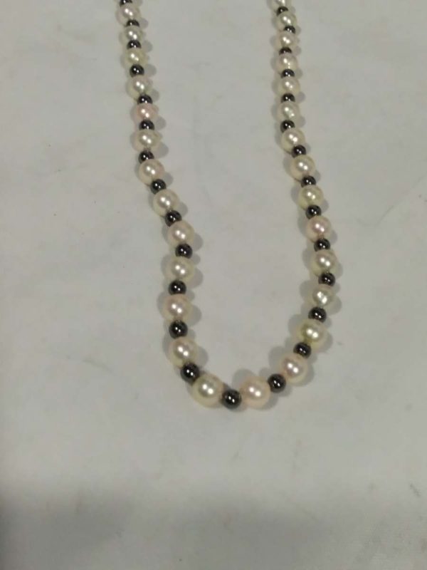 lot 841 Attractive pearl necklace – sterling silver clasp - Image 4