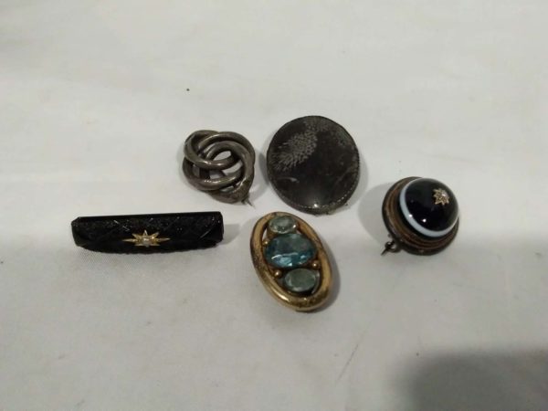 lot 845 collection of antique Victorian brooches