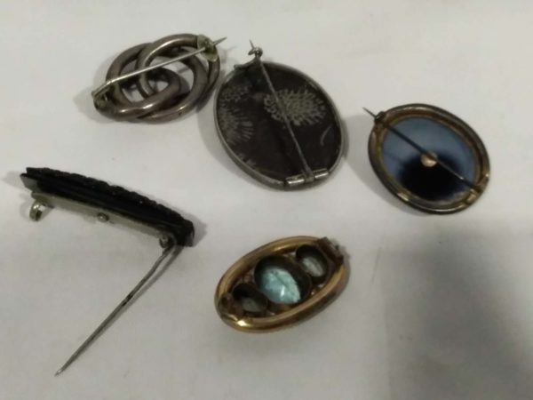 lot 845 collection of antique Victorian brooches - Image 3