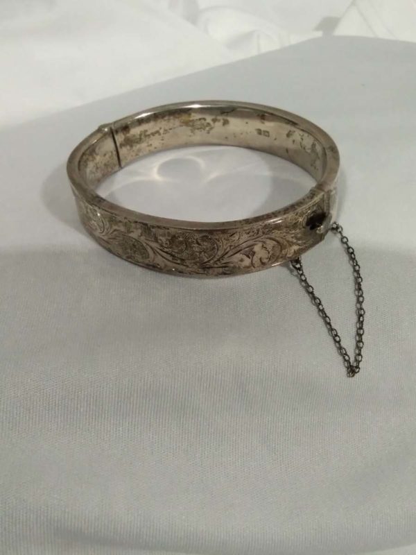 lot 849 vintage hinged & Engraved sterling silver bangle