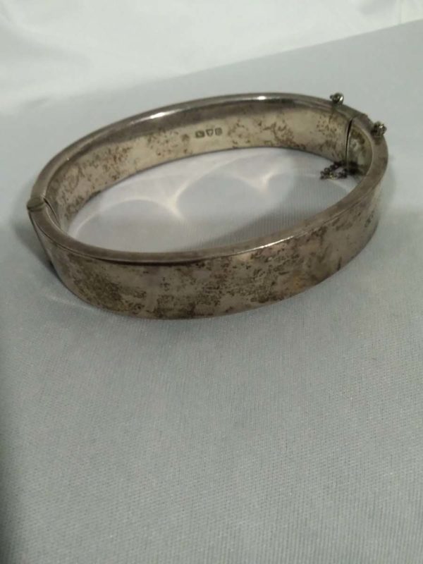 lot 849 vintage hinged & Engraved sterling silver bangle - Image 5