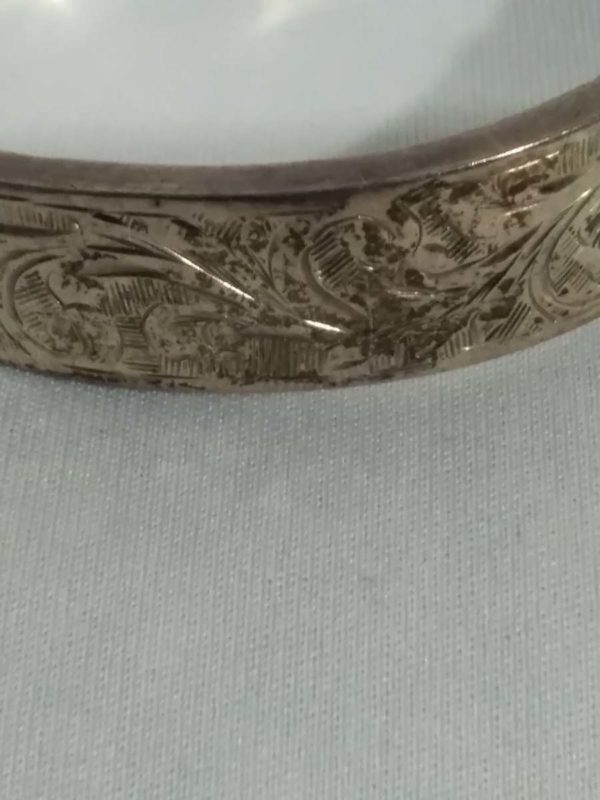 lot 849 vintage hinged & Engraved sterling silver bangle - Image 3