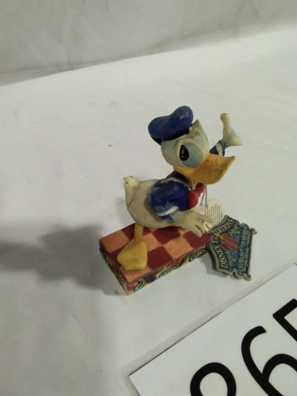 lot 865 Enesco Disney Figure – Donald Duck