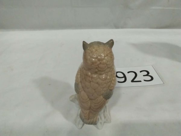 lot 923 large porcelain figure of an eagle owl plus a smaller owl figure - Image 2