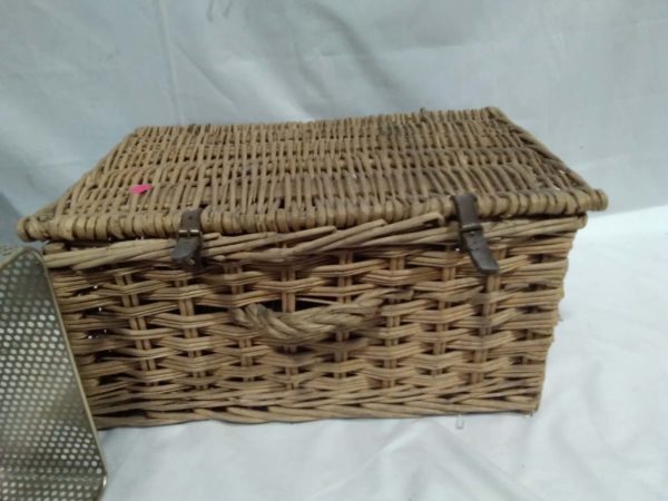 lot 930 picnic basket, baskets & modern shelves - Image 4