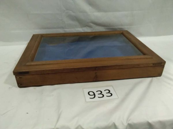 lot 933 table top display cabinet approx size 24″ x 17″ x 3″ - Image 2