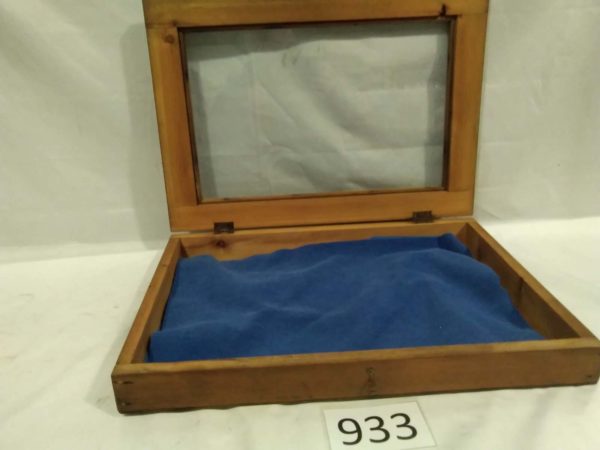 lot 933 table top display cabinet approx size 24″ x 17″ x 3″