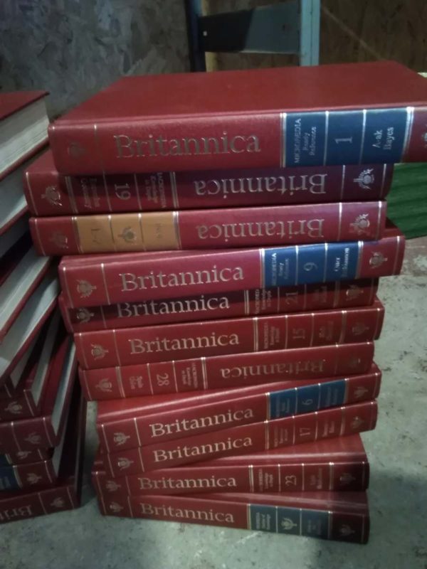 lot 940 Britannica encyclopedias, etc. - Image 5