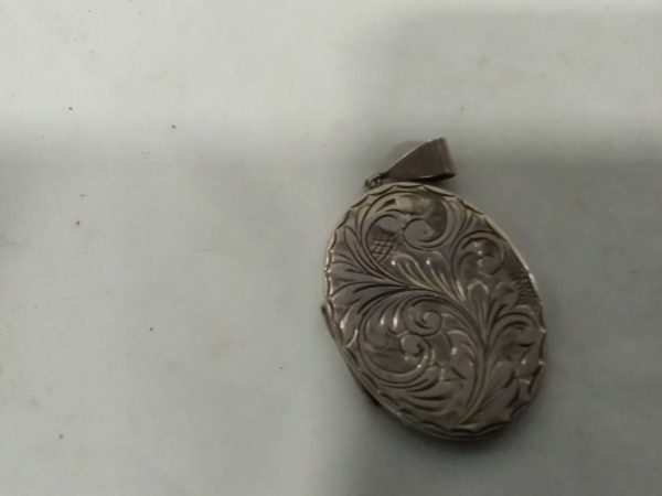 lot 944 large hallmarked silver oval locket - Image 2