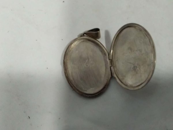 lot 944 large hallmarked silver oval locket - Image 5