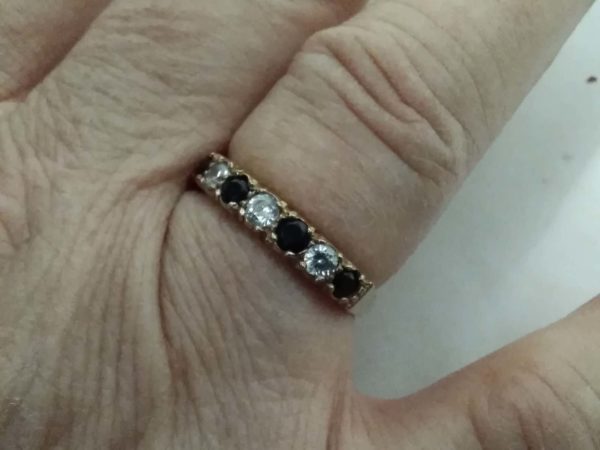 lot 945 9ct gold ring with sapphire & CZ weight  1.7g - Image 3